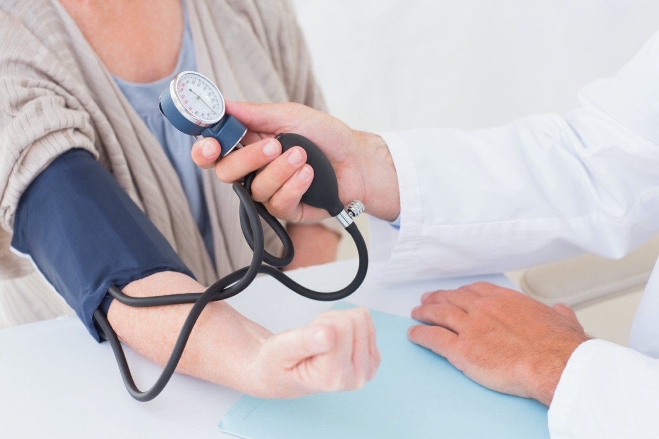 doctor-testing-bp