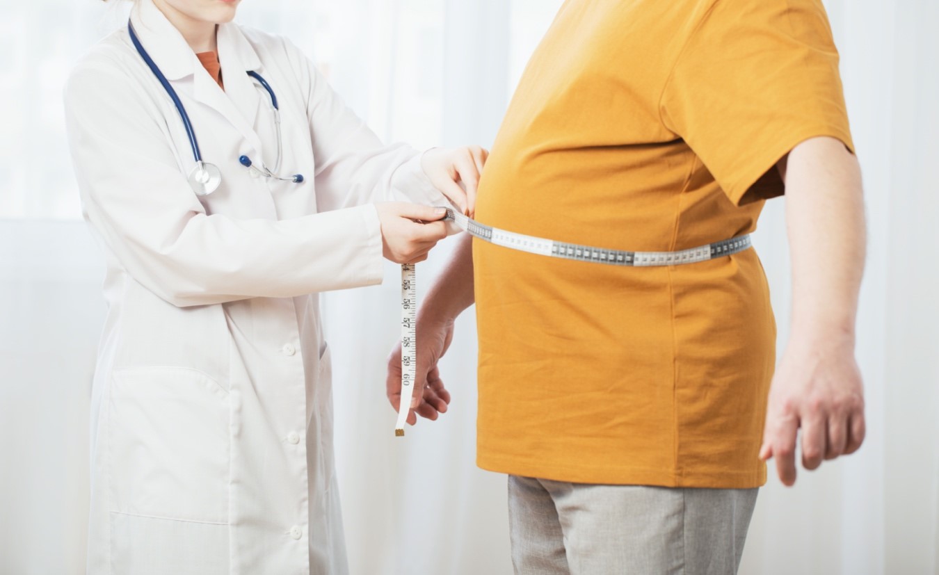 intermittent-fasting-men-doctor-measuring-weist
