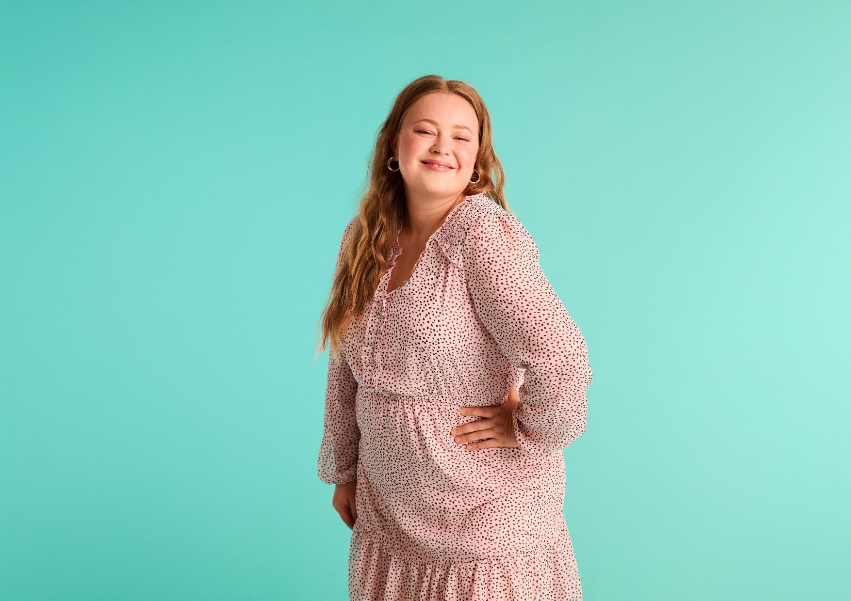 Pari hymyilemässä sohvalla