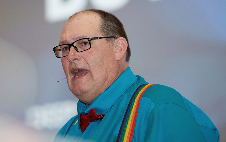 Қыздар желіде жүгіріп, сиськилерін шайқайды